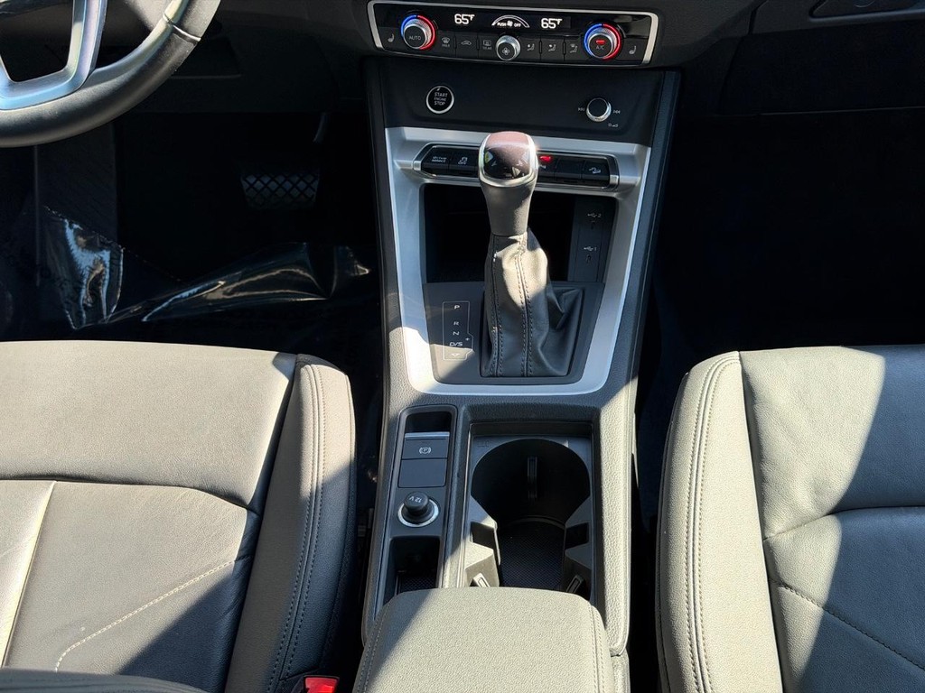Audi Q3 Vehicle Full-screen Gallery Image 14