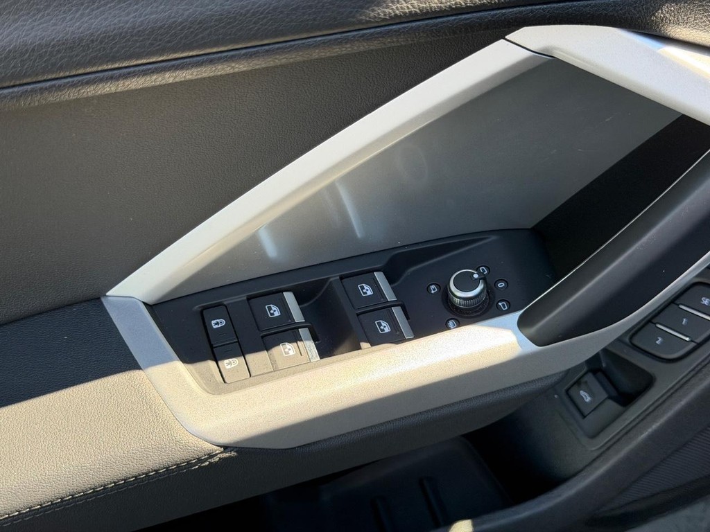 Audi Q3 Vehicle Full-screen Gallery Image 15
