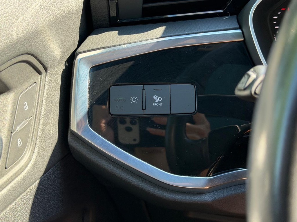 Audi Q3 Vehicle Full-screen Gallery Image 16