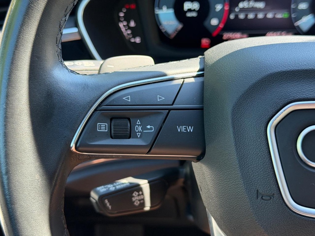 Audi Q3 Vehicle Full-screen Gallery Image 17