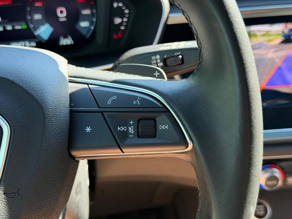 Audi Q3 Vehicle Full-screen Gallery Image 18