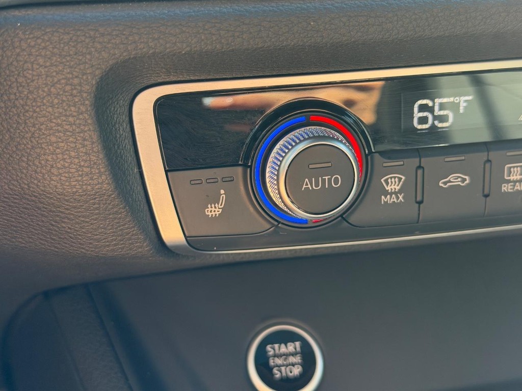 Audi Q3 Vehicle Full-screen Gallery Image 22