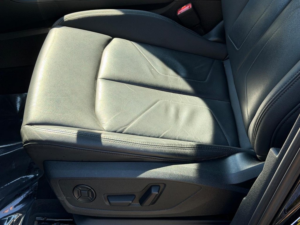 Audi Q3 Vehicle Full-screen Gallery Image 23