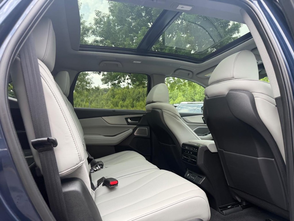 Acura MDX Vehicle Full-screen Gallery Image 10