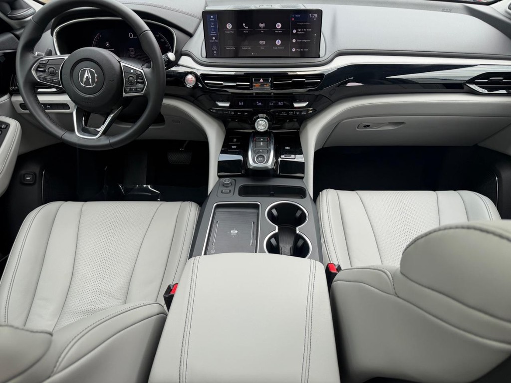 Acura MDX Vehicle Full-screen Gallery Image 11