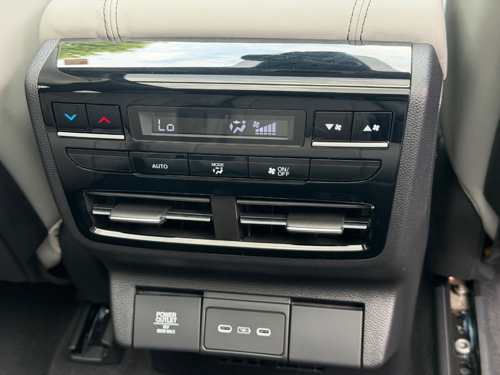 Acura MDX Vehicle Full-screen Gallery Image 15