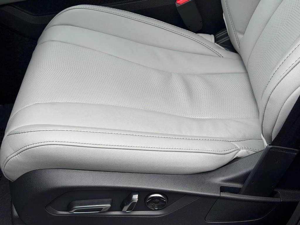 Acura MDX Vehicle Full-screen Gallery Image 24