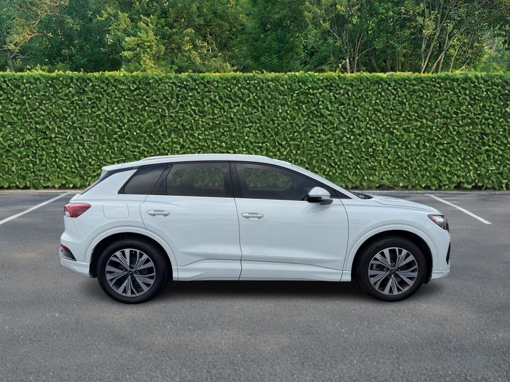 Audi Q4 e-tron Vehicle Full-screen Gallery Image 02