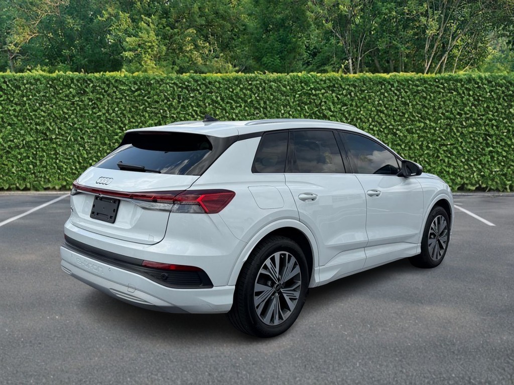 Audi Q4 e-tron Vehicle Full-screen Gallery Image 03