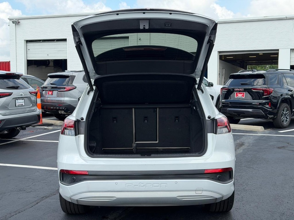 Audi Q4 e-tron Vehicle Full-screen Gallery Image 04