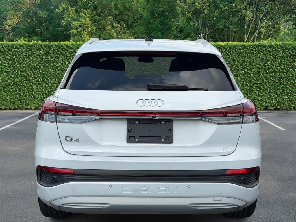 Audi Q4 e-tron Vehicle Full-screen Gallery Image 05