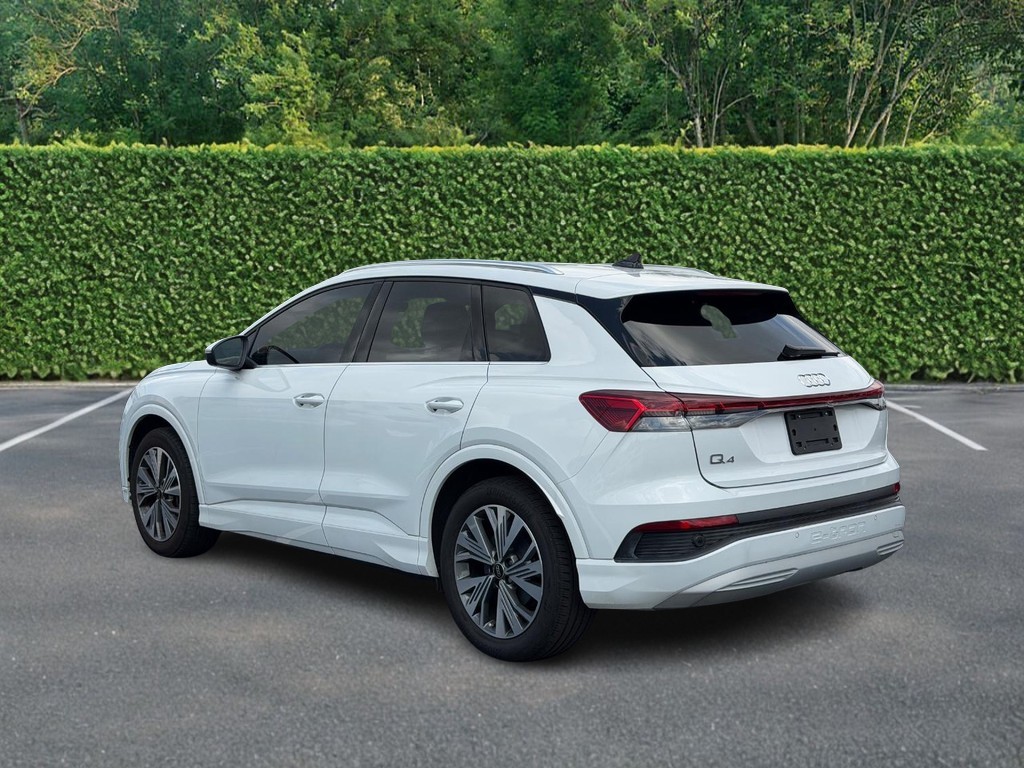 Audi Q4 e-tron Vehicle Full-screen Gallery Image 06