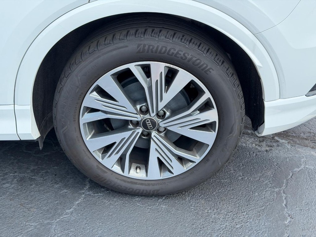 Audi Q4 e-tron Vehicle Full-screen Gallery Image 07