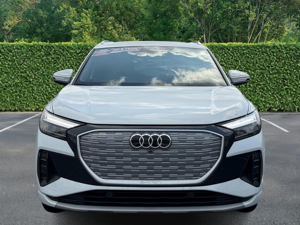 Audi Q4 e-tron Vehicle Full-screen Gallery Image 09