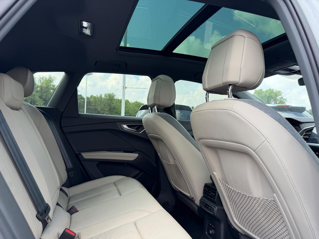 Audi Q4 e-tron Vehicle Full-screen Gallery Image 10