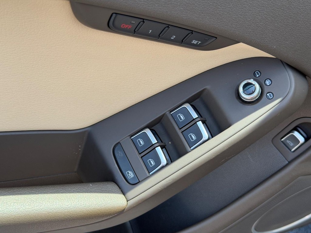 Audi A4 Vehicle Full-screen Gallery Image 15