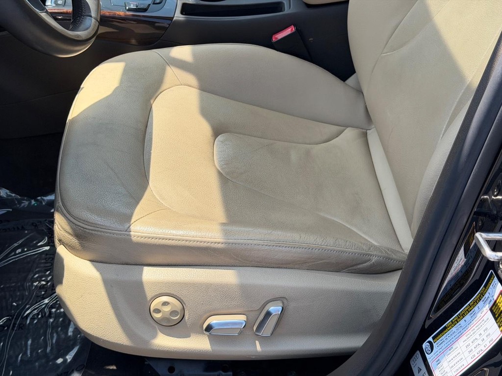 Audi A4 Vehicle Full-screen Gallery Image 23