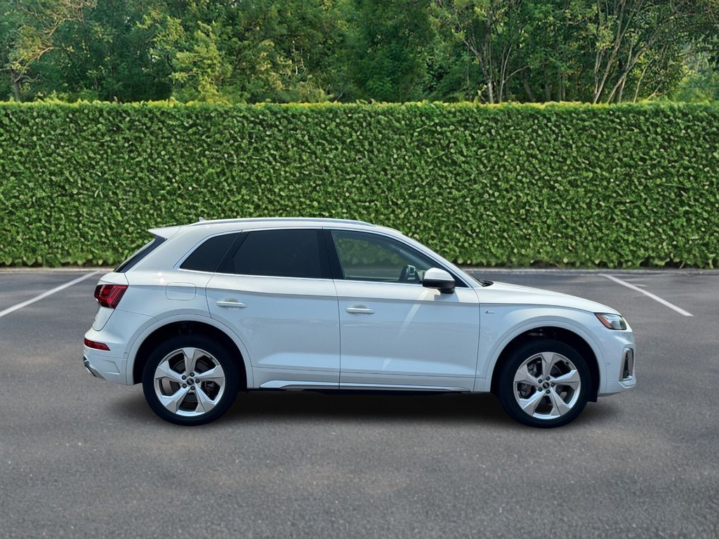 Audi Q5 Vehicle Full-screen Gallery Image 02