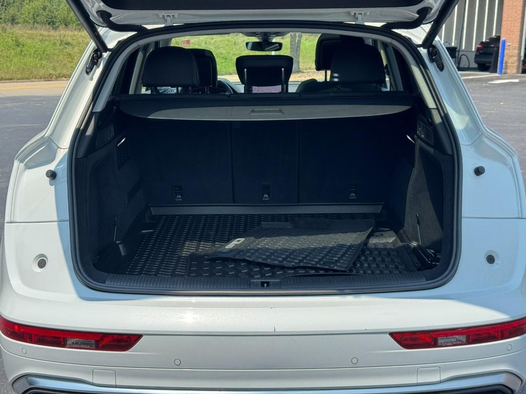 Audi Q5 Vehicle Full-screen Gallery Image 04