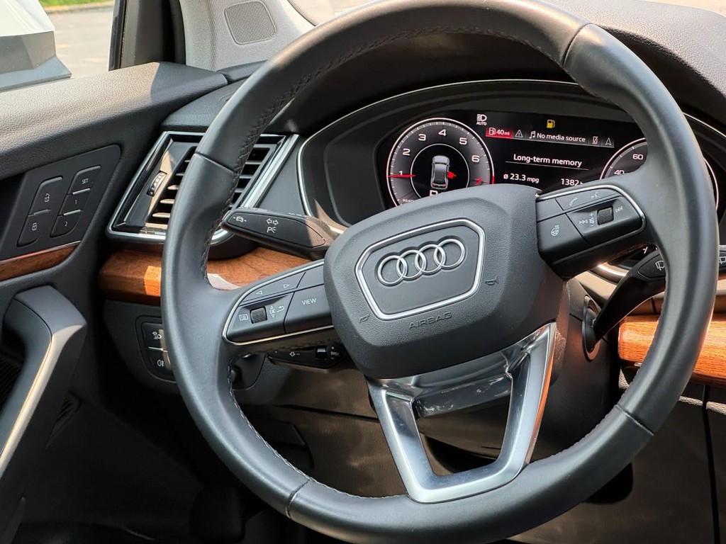 Audi Q5 Vehicle Full-screen Gallery Image 12