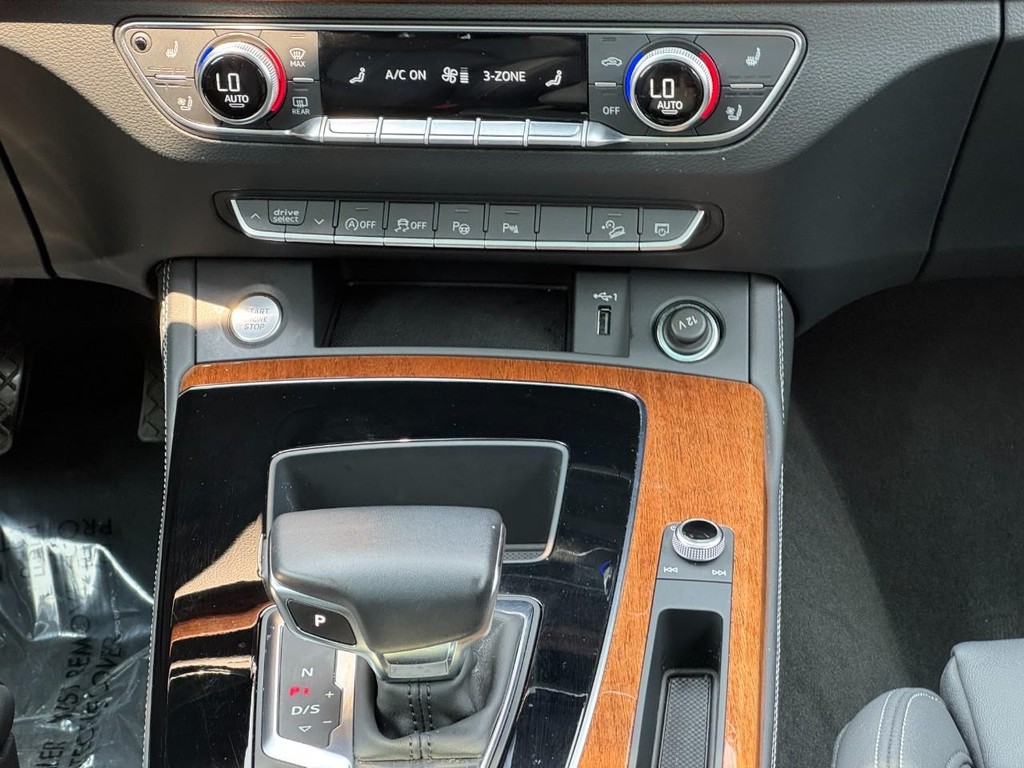 Audi Q5 Vehicle Full-screen Gallery Image 14