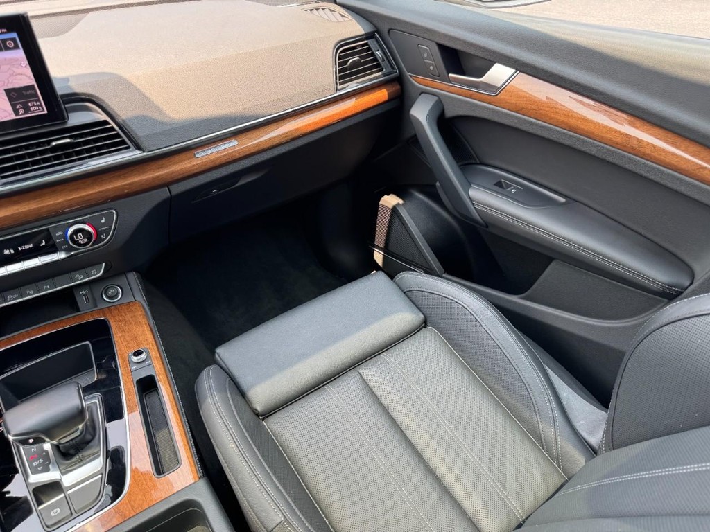 Audi Q5 Vehicle Full-screen Gallery Image 15