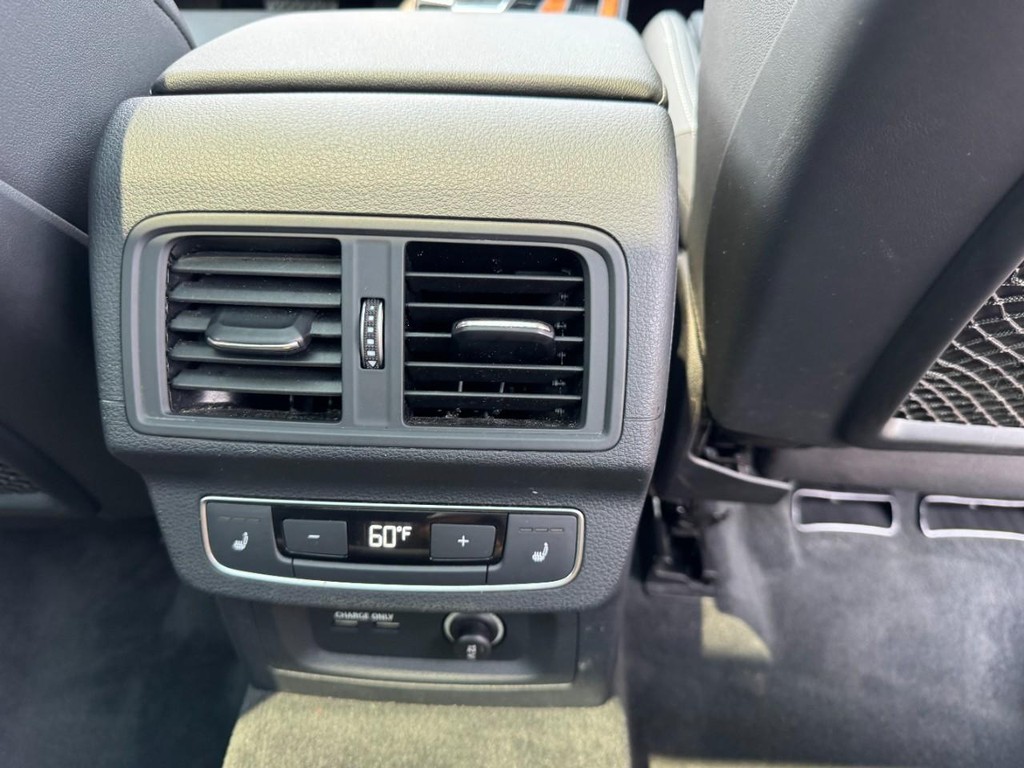 Audi Q5 Vehicle Full-screen Gallery Image 16
