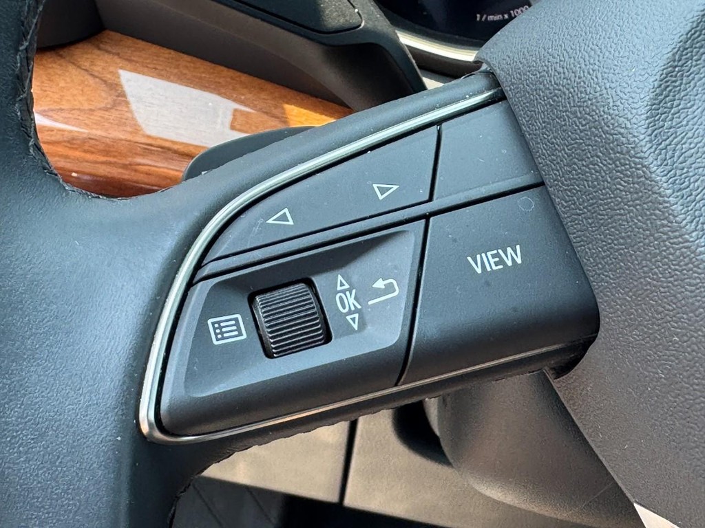 Audi Q5 Vehicle Full-screen Gallery Image 18