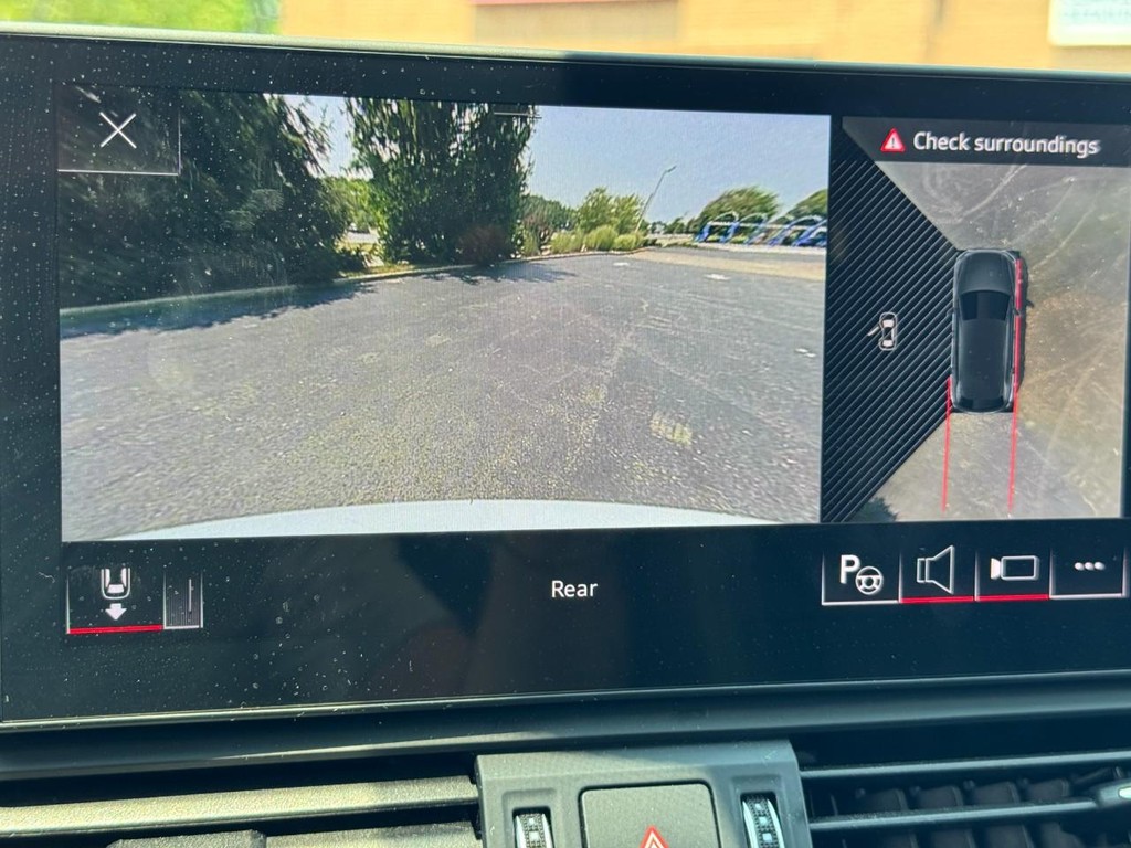 Audi Q5 Vehicle Full-screen Gallery Image 22