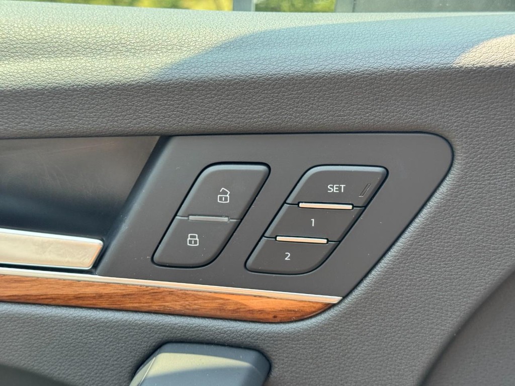 Audi Q5 Vehicle Full-screen Gallery Image 24