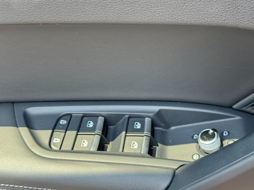 Audi Q5 Vehicle Full-screen Gallery Image 25