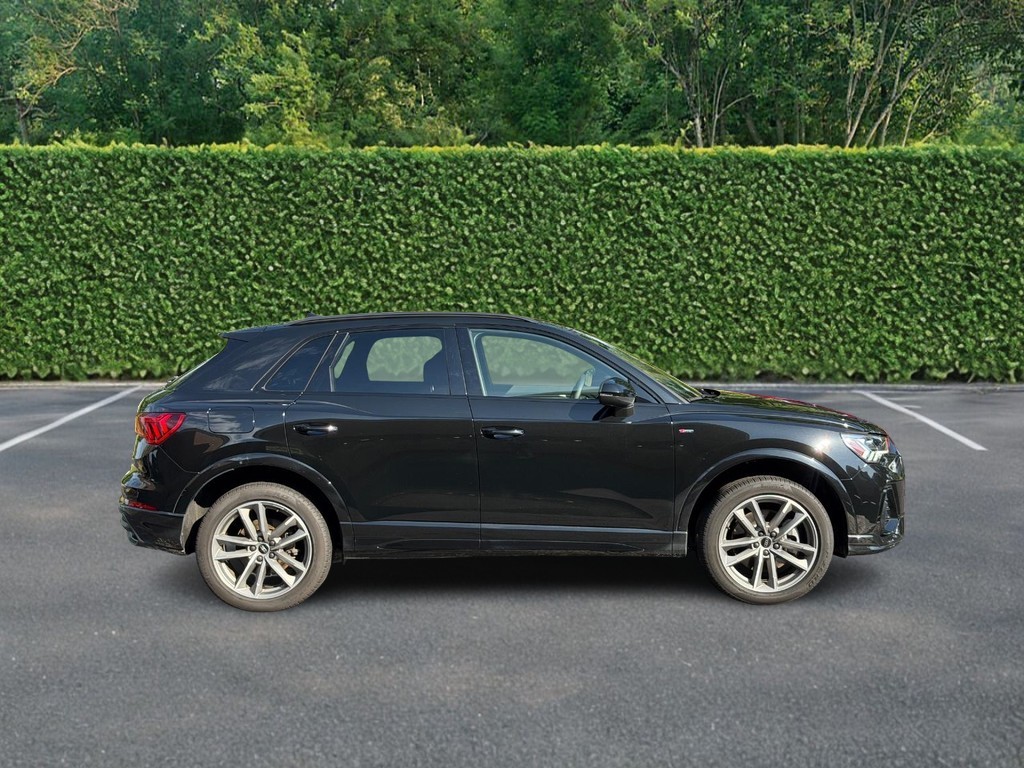 Audi Q3 Vehicle Full-screen Gallery Image 02