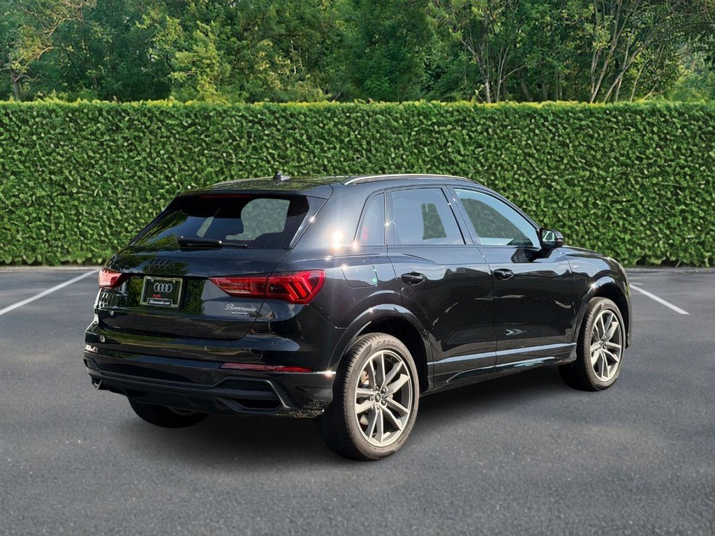 Audi Q3 Vehicle Full-screen Gallery Image 03