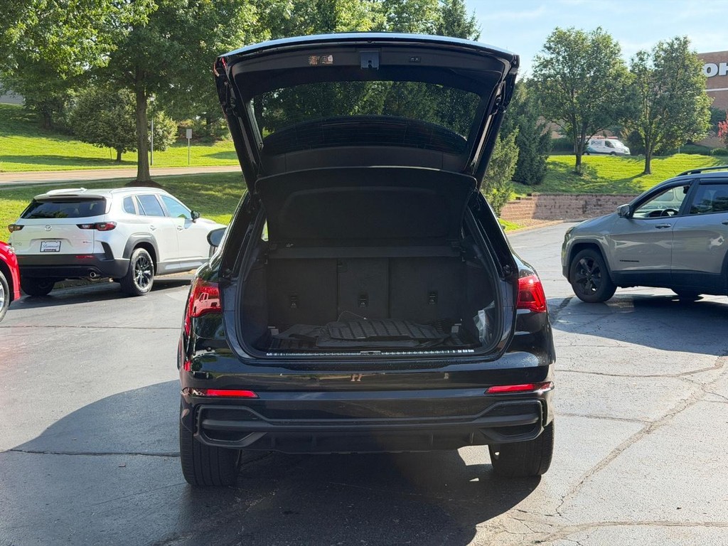 Audi Q3 Vehicle Full-screen Gallery Image 04