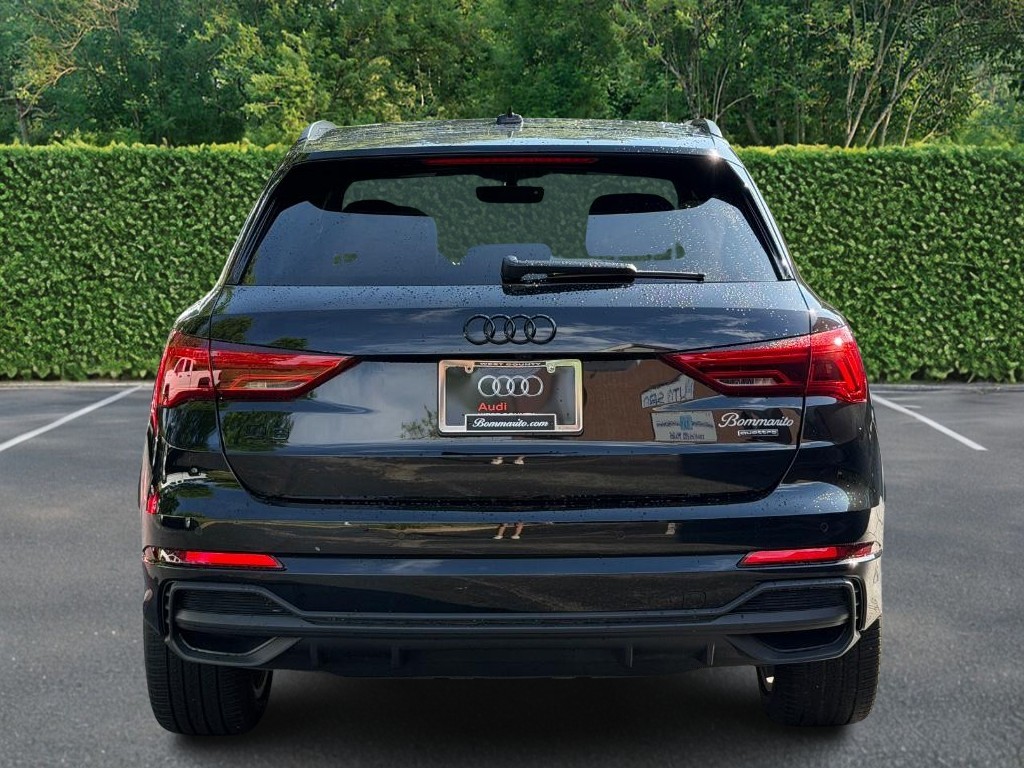 Audi Q3 Vehicle Full-screen Gallery Image 05