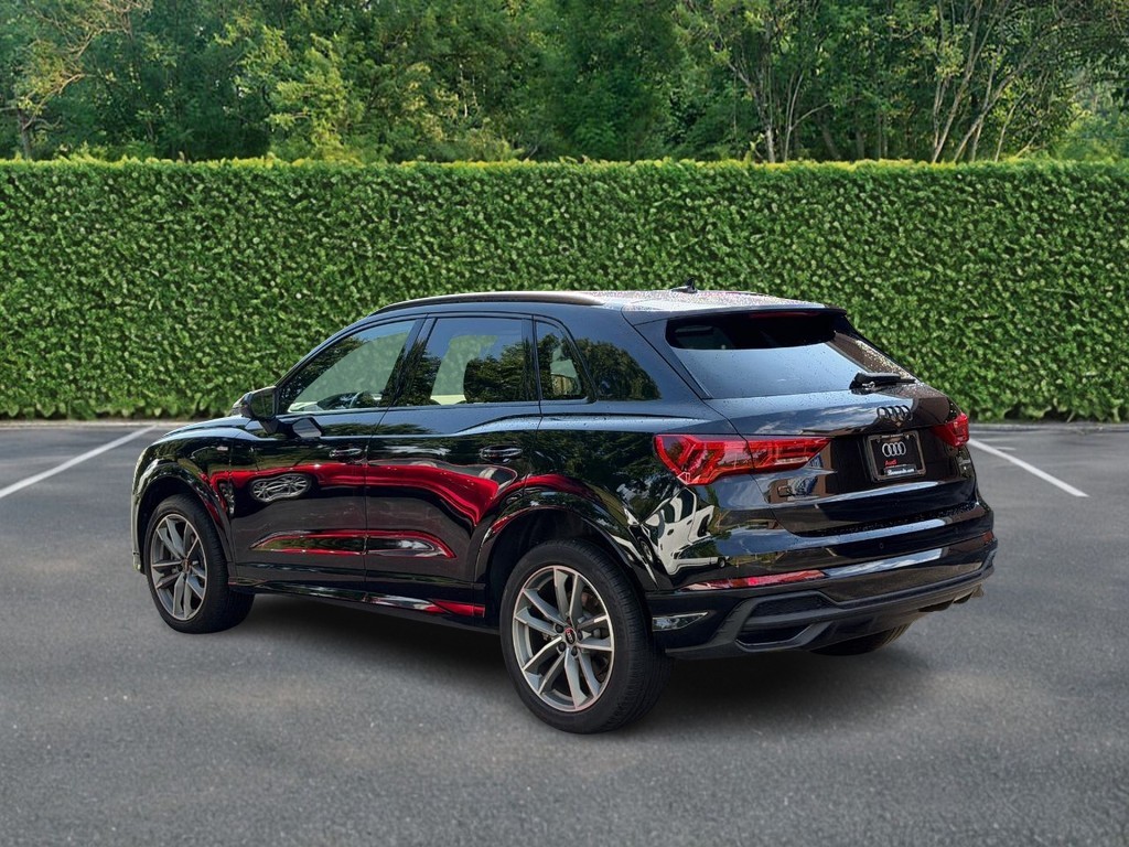Audi Q3 Vehicle Full-screen Gallery Image 06