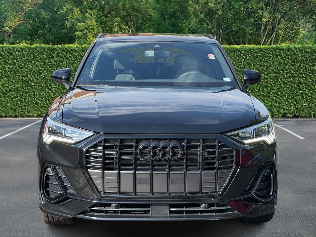 Audi Q3 Vehicle Full-screen Gallery Image 09