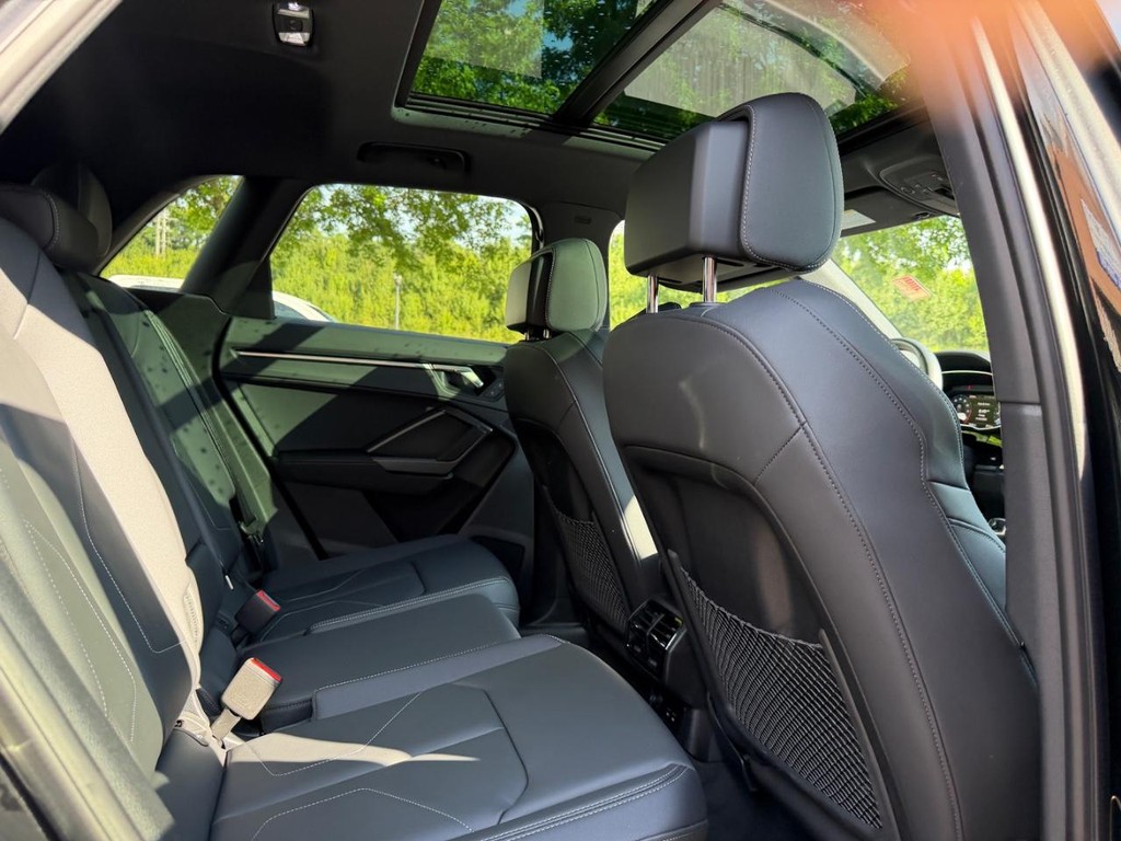 Audi Q3 Vehicle Full-screen Gallery Image 10