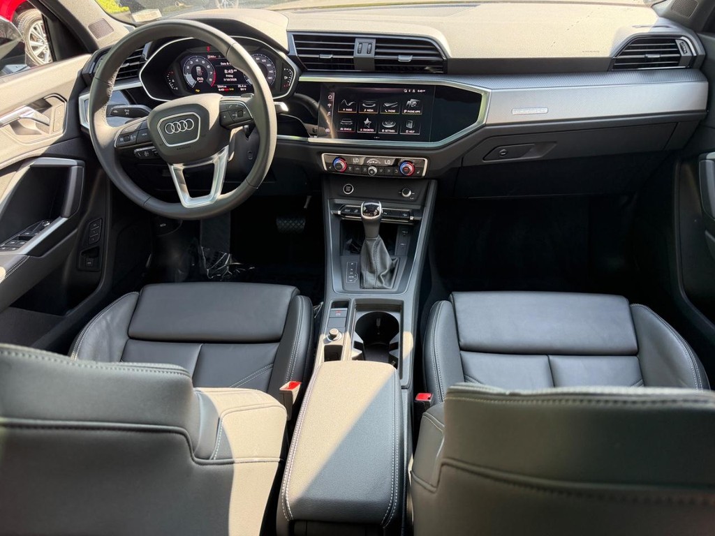 Audi Q3 Vehicle Full-screen Gallery Image 11