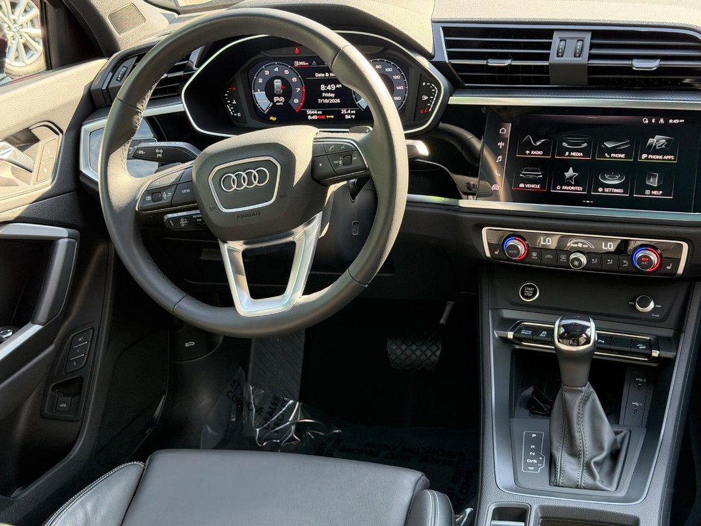 Audi Q3 Vehicle Full-screen Gallery Image 12