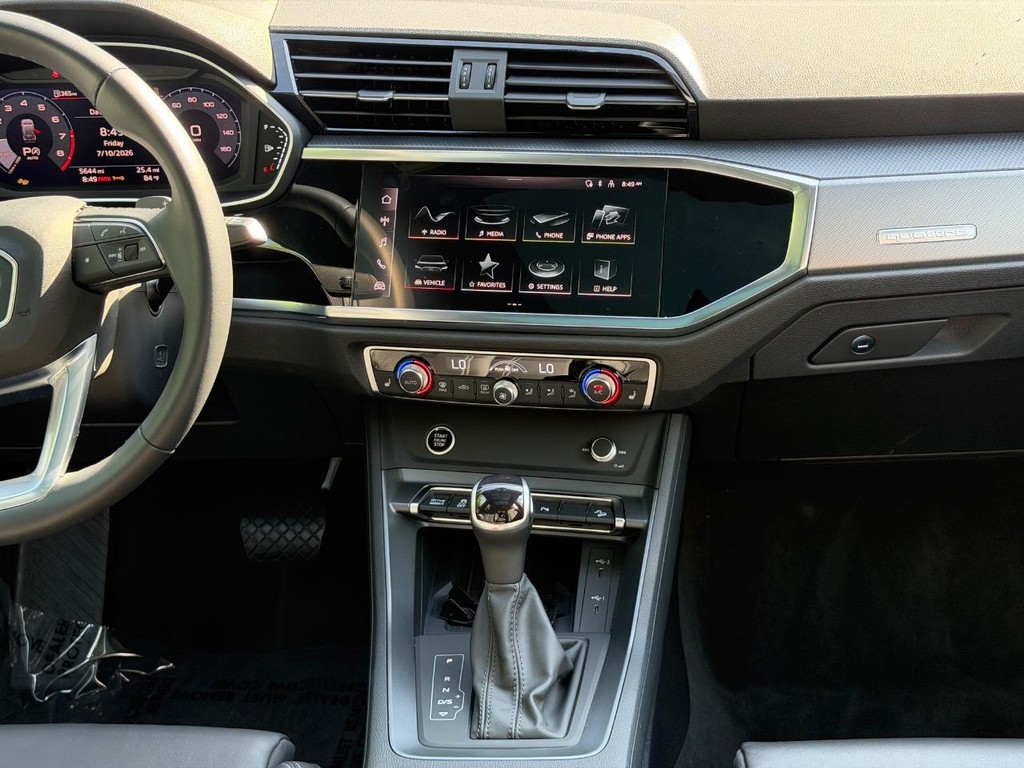 Audi Q3 Vehicle Full-screen Gallery Image 13