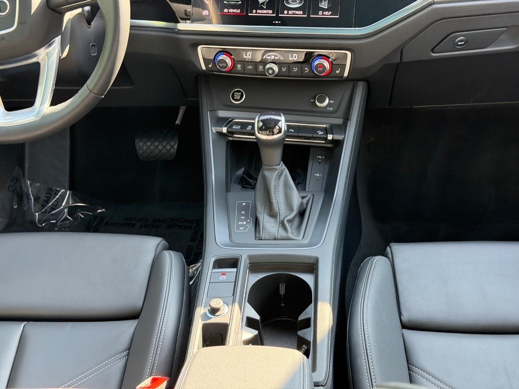 Audi Q3 Vehicle Full-screen Gallery Image 14