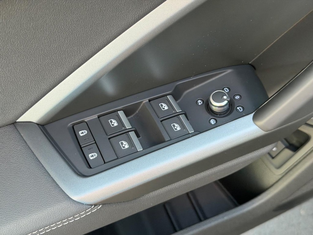 Audi Q3 Vehicle Full-screen Gallery Image 15