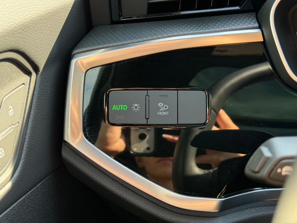 Audi Q3 Vehicle Full-screen Gallery Image 16