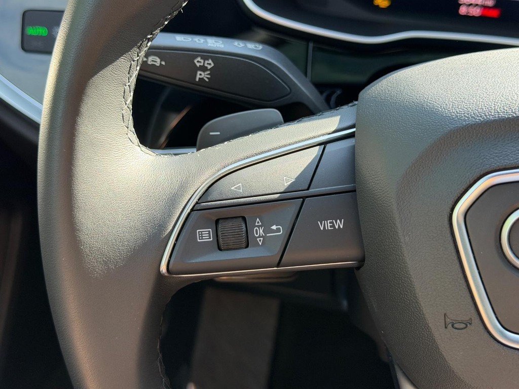 Audi Q3 Vehicle Full-screen Gallery Image 17