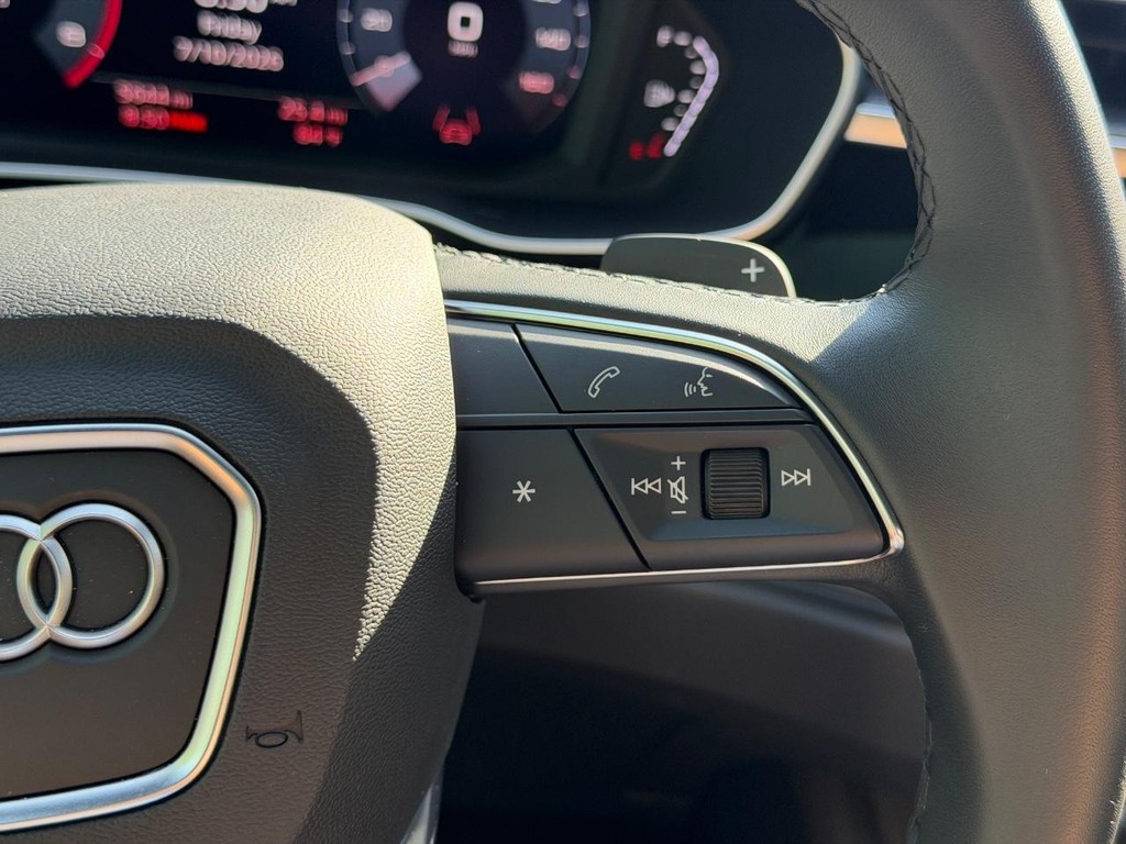 Audi Q3 Vehicle Full-screen Gallery Image 18