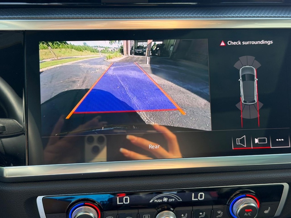 Audi Q3 Vehicle Full-screen Gallery Image 21
