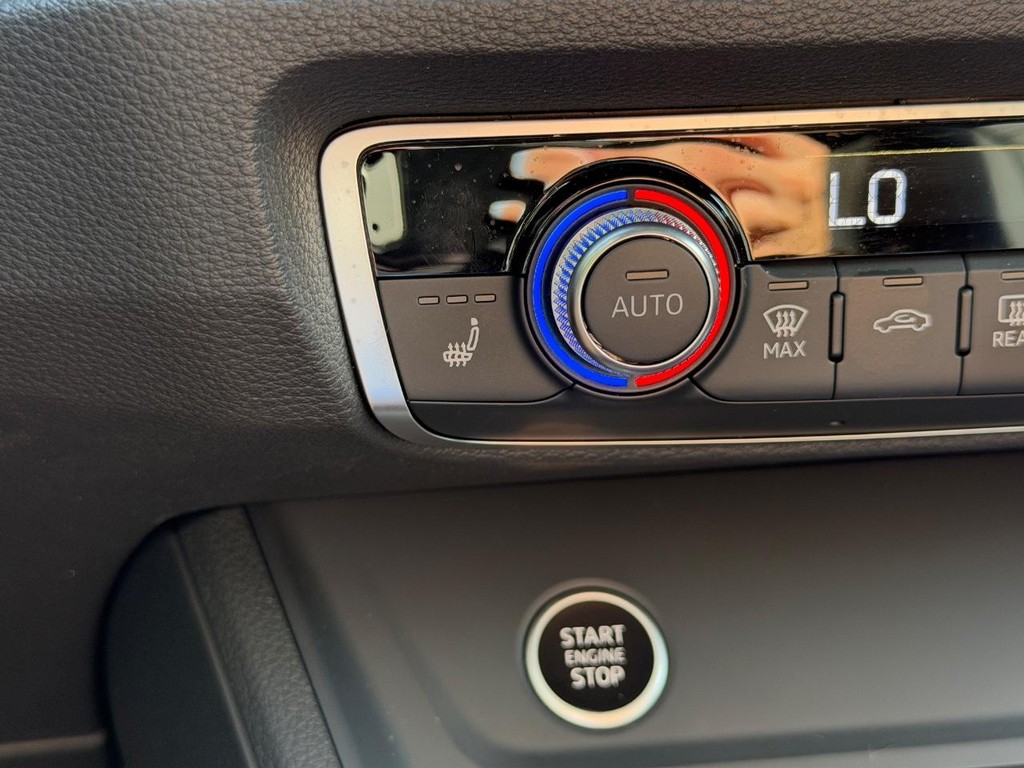 Audi Q3 Vehicle Full-screen Gallery Image 22