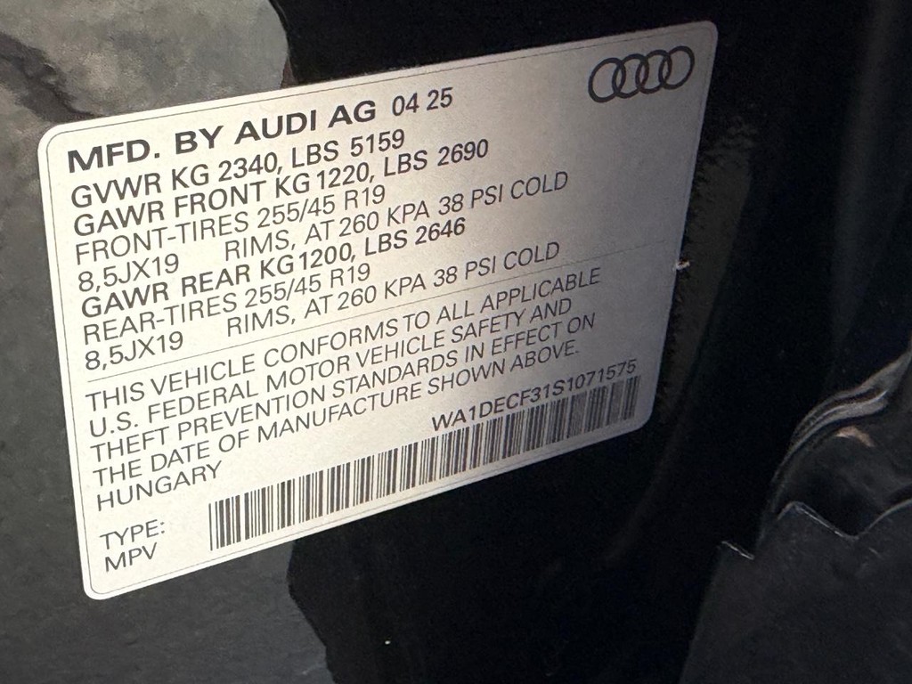 Audi Q3 Vehicle Full-screen Gallery Image 24