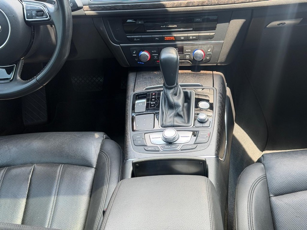 Audi A6 Vehicle Full-screen Gallery Image 15